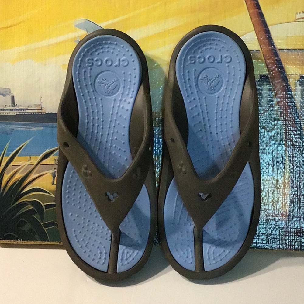 Crocs Gray Mickey thong Sandals Men’s 6 women’s 8